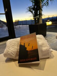 Buch mit Hintergrund 225x300